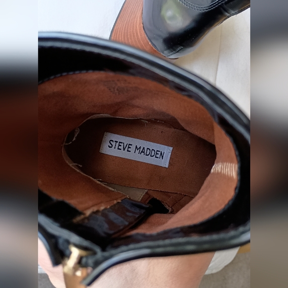 Steve Madden Black Boots with Gold Chain Detail_7.5 - Picture 6 of 7